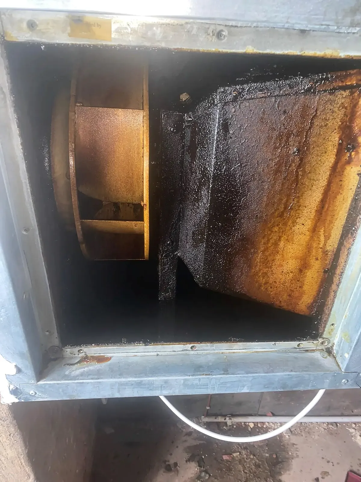 Vorher: verfettetes Ventilatorgehäuse einer Küchenabluftanlage